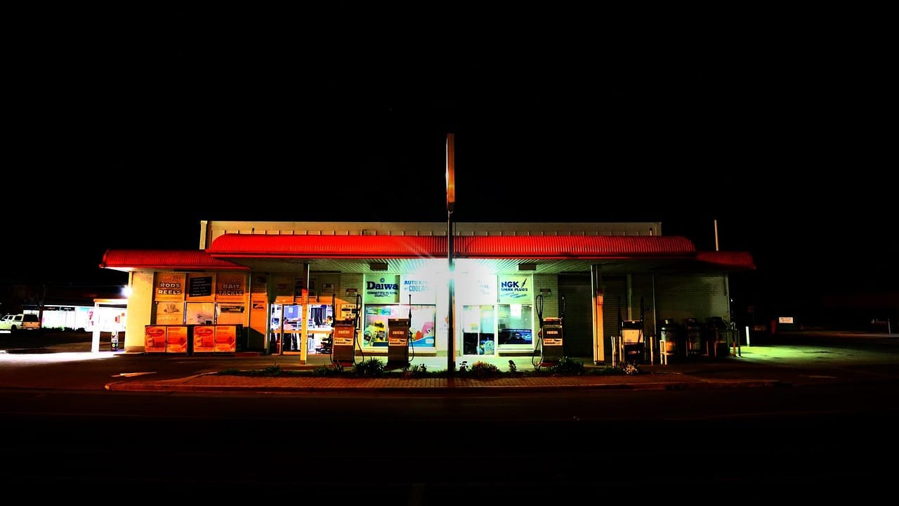 In what conditions, food can be sold at the FBiH gas stations?