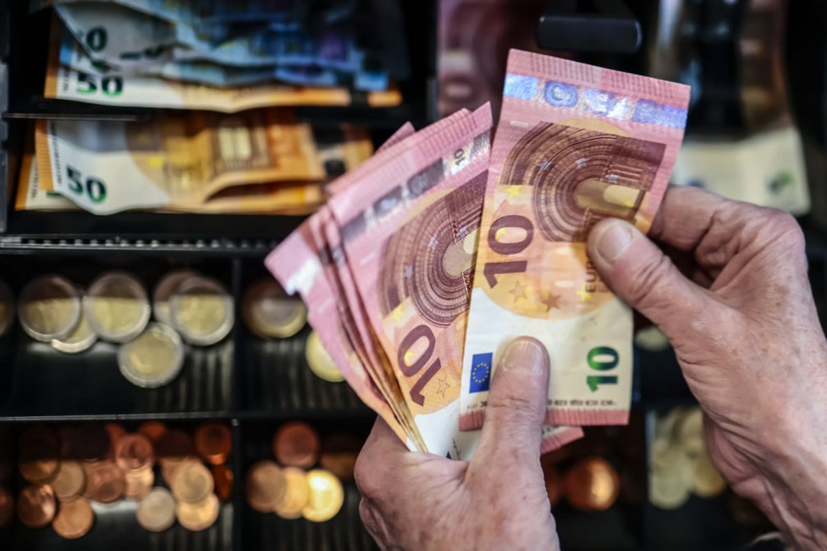 Euro jumped, the dollar sunk