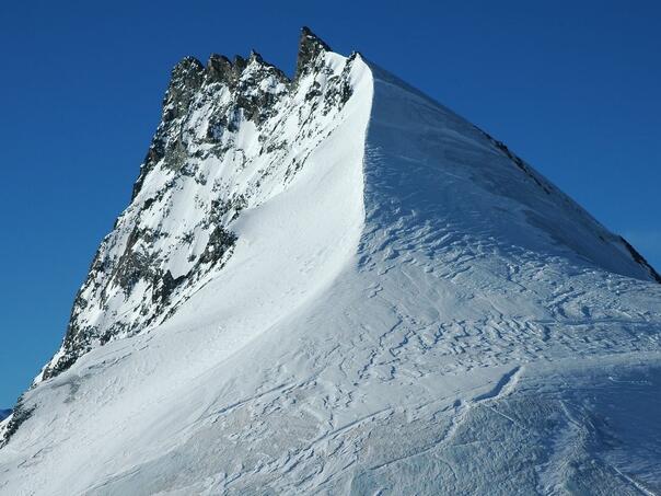 Mass accident on the Alps, five skiers found dead