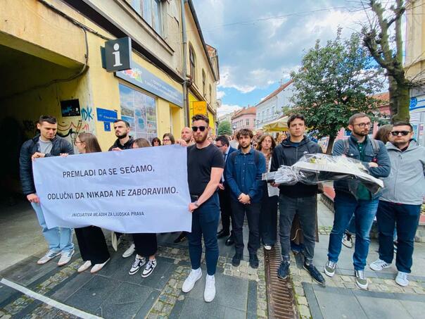 The young people from Serbia laid down flowers at the gate: Serbia nurtures the policy of denying the crime