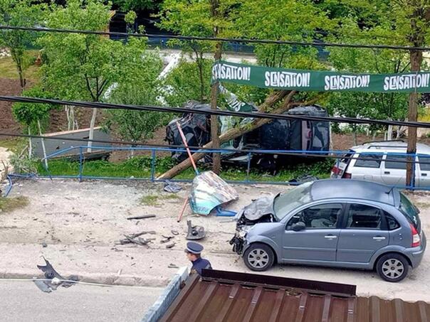 Drunk driver pierced the fence in a rail and ran into the house