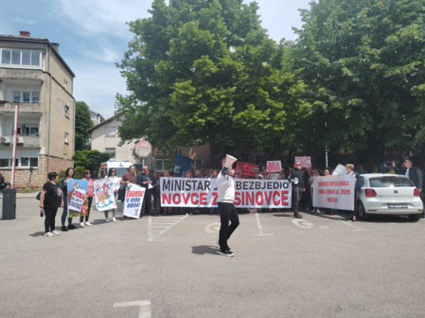 Protests of health workers in HNK, announce general strike