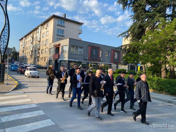 Movement Middle in Živinice with sounds of music and oldtimers