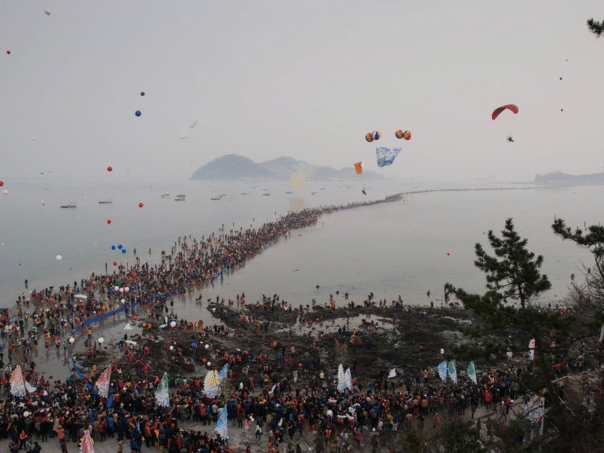 Separation of the sea in South Korea, a spectacle that attracts thousands of visitors