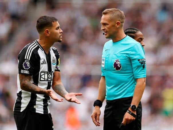 Only the captain may be approached by the judge: the English introduces this rule from July