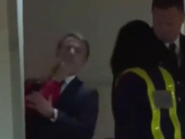 The recording is spread by the Internet: Macrone husband slapped on the plane