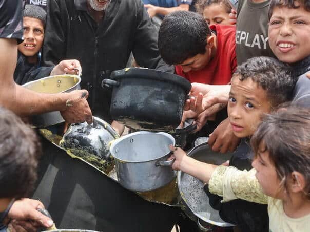 Hundreds of Palestinians are waiting for hours waiting for a warm meal in the south of Gaza