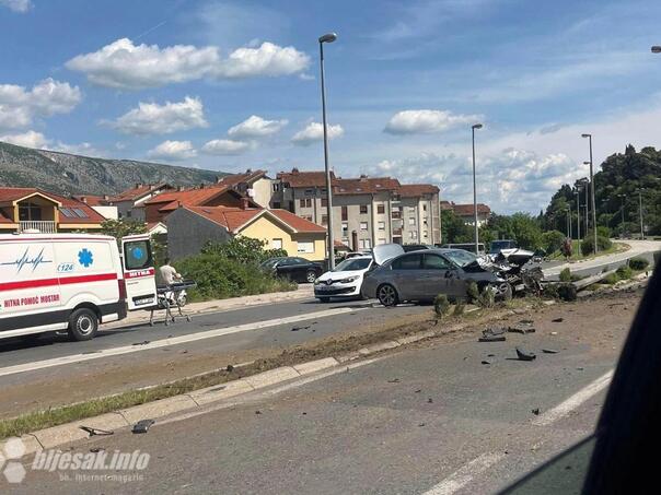 Heavier traffic accident in Mostar, BMW crashed two lighting columns