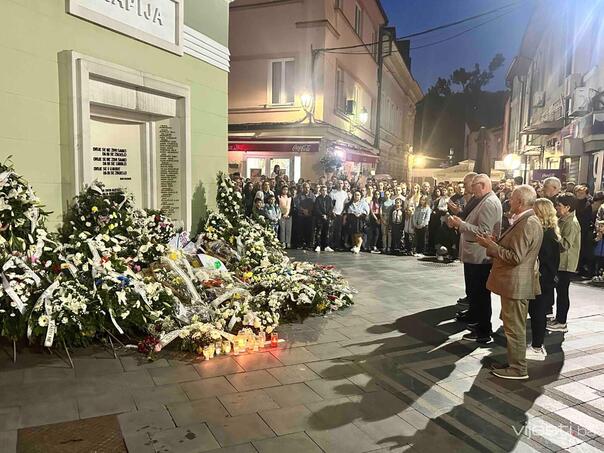 At 20:55 in the sound of the siren reminded of a unappaired crime on the Tuzla gate
