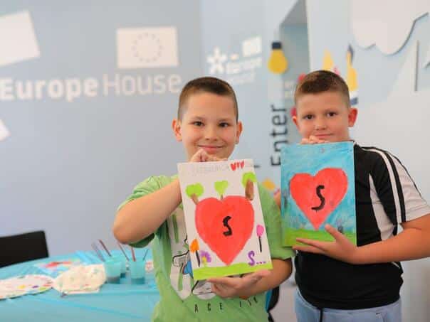 Art workshops connected children from Sarajevo and Srebrenica by giving respect to peace and memory