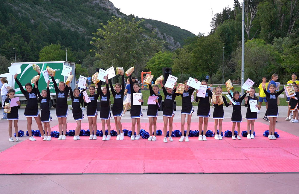 More than 160 athletes come to cheerleading evening in a wide hill