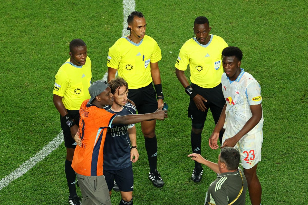 Video visiting the world: Modric’s move toward the fan delighted all
