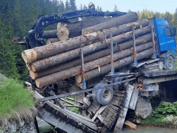 The loaded truck crashed the bridge on Vlašić