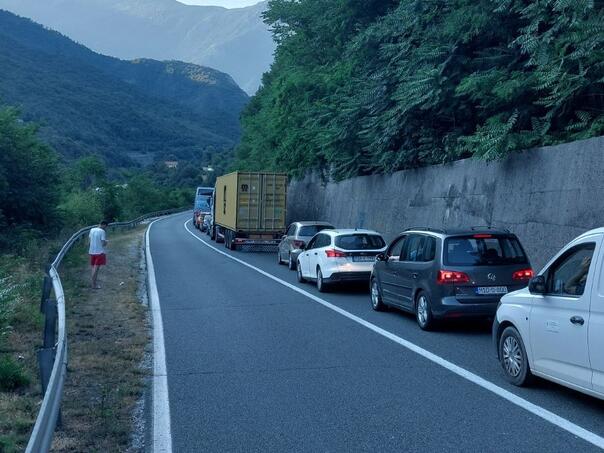 Collapse on the road Jablanica-Mostar: A car landed from the road, formed kilometers columns