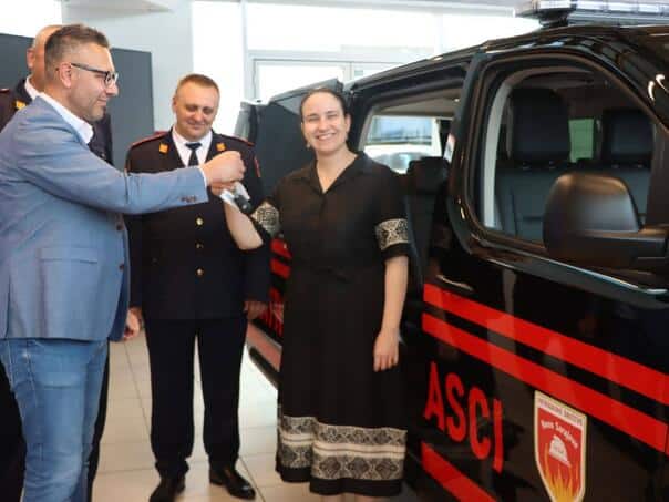 Kucz handed over a new van by firefighters of the new Sarajevo