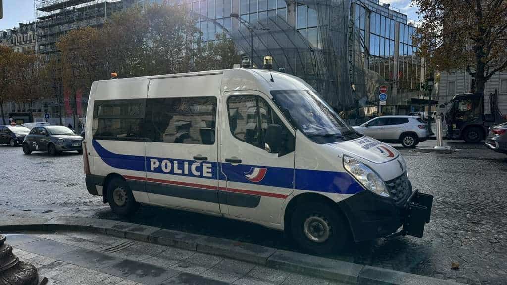 A student killed a knife in a high school assistant in France