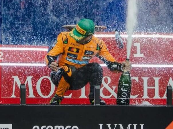 Lando Norris dominantly celebrated on the big award astrije