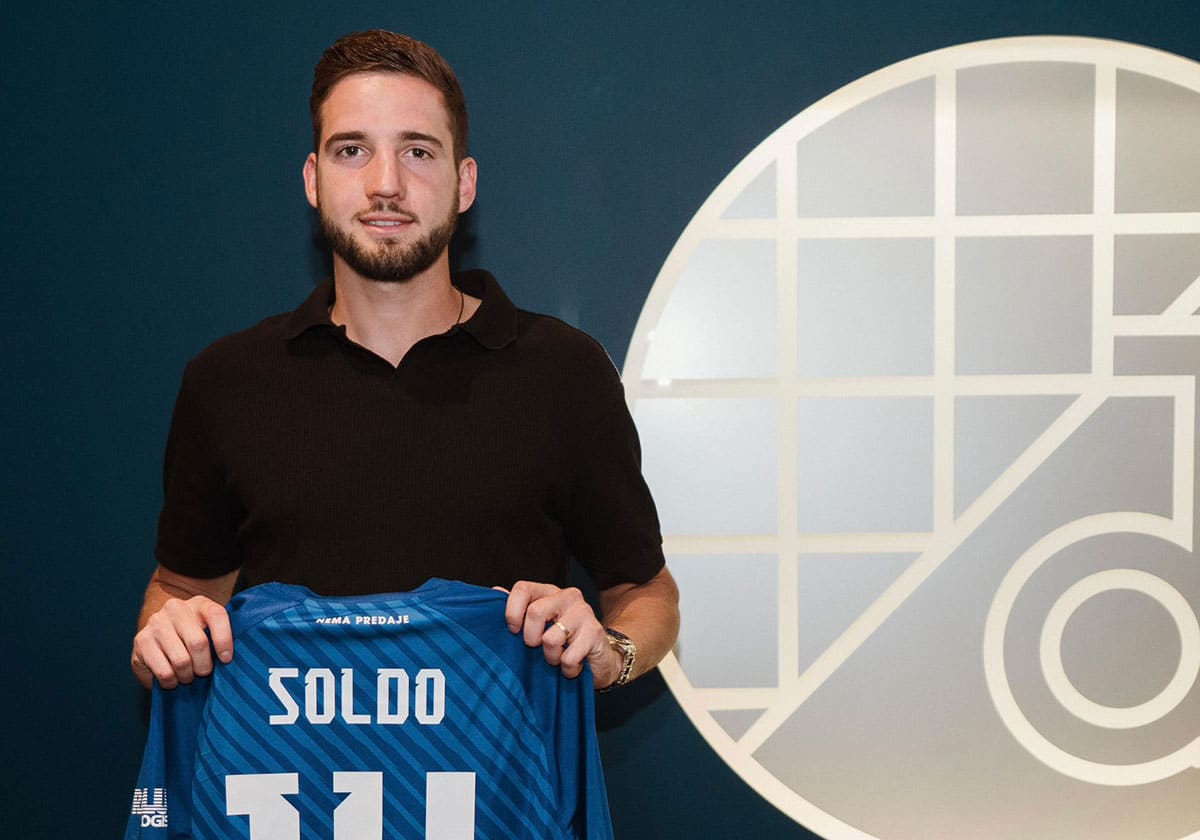 Former player wide signed for Dinamo