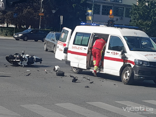 Motorcyclist severely injured in a collision with an ambulance vehicle, three more retained in the hospital