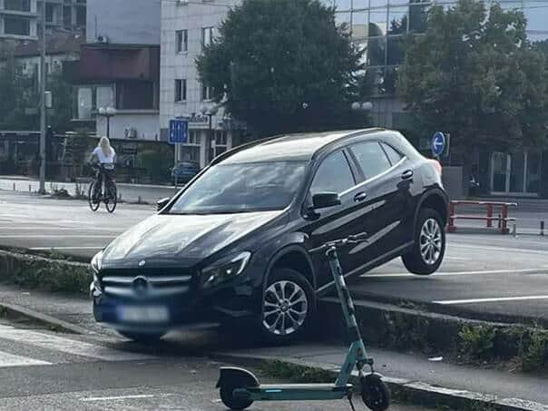 Unusual scene in Banja Luka: Car ‘Spao’ from Parking