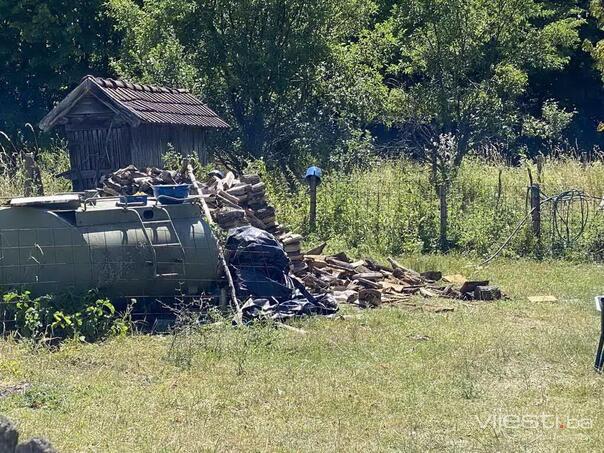Look at photos of the house: Grocnoma found a dead grandmother in the yard