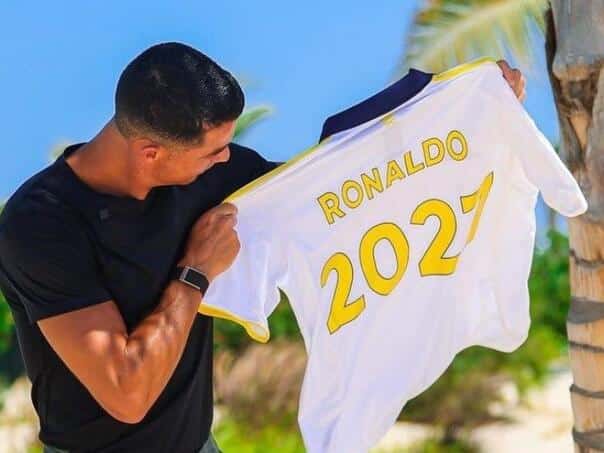 Ronaldo signed the largest contract in football history, 400 million per year