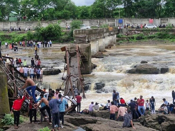 Bridge crashed while tourists were on it, there were killed and captured