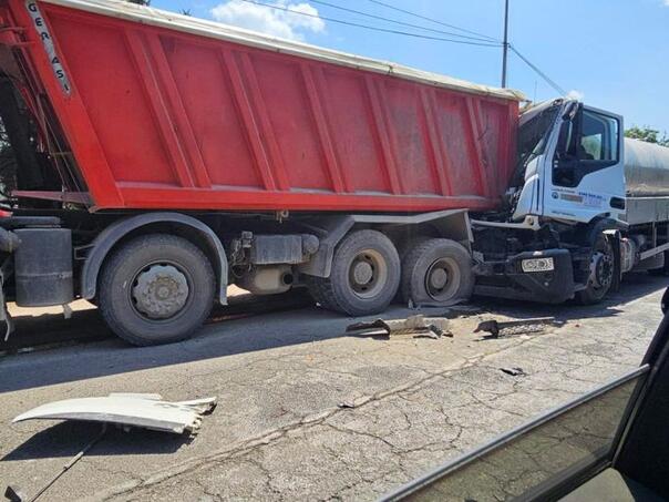 Collision of two trucks near Zvornik, drivers transferred to the hospital