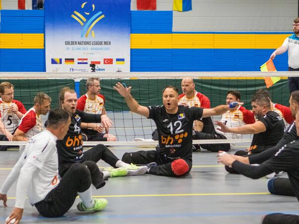 Three victories bh. Seating volleyball players at the Start of the Gold League Nation