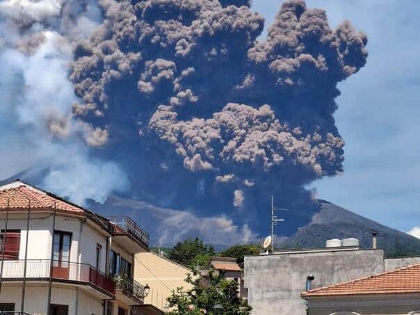 VIDEO: Erupt volcano Ethna, tourists panic escaped
