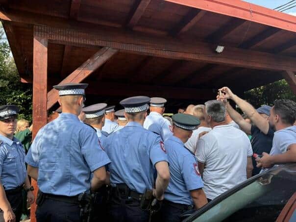 Video: Tense in front of Milan Miličević’s house, pushing with the police