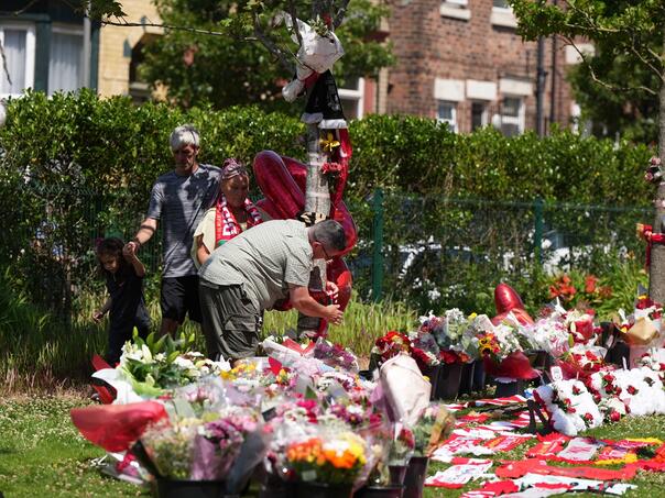 Touching scenes in front of Anfield: Fans leave flowers for jota