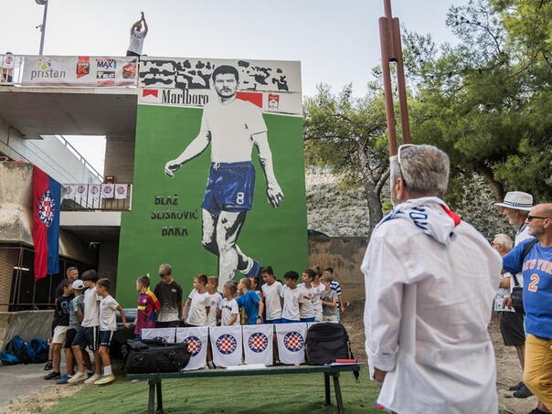 Grandma Sliškovic received Mural in Split: No coat of arms and five