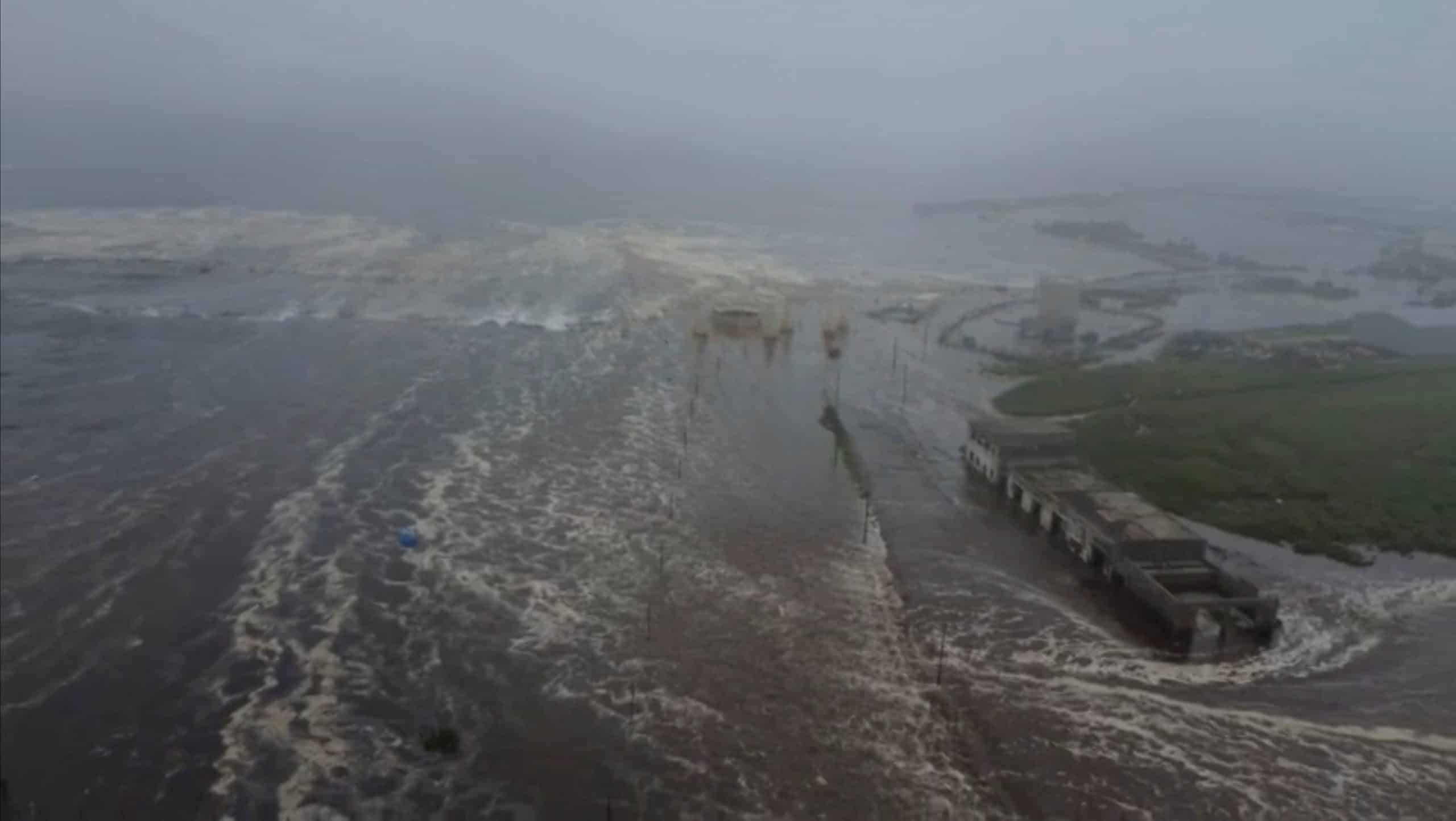Panic on the west coast of the US: Helicopters above Los Angeles warn of tsunami, flights canceled