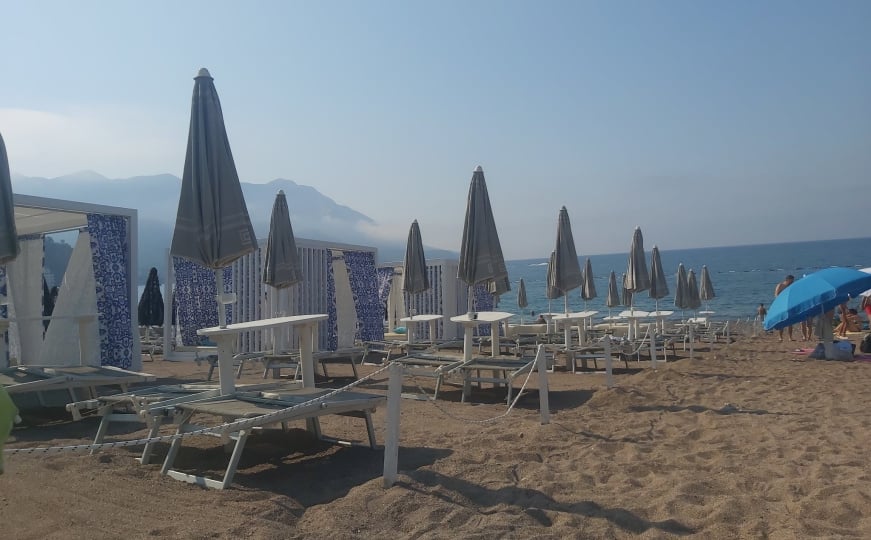 Empty beaches on the Montenegrin coast: Sports photos on social networks