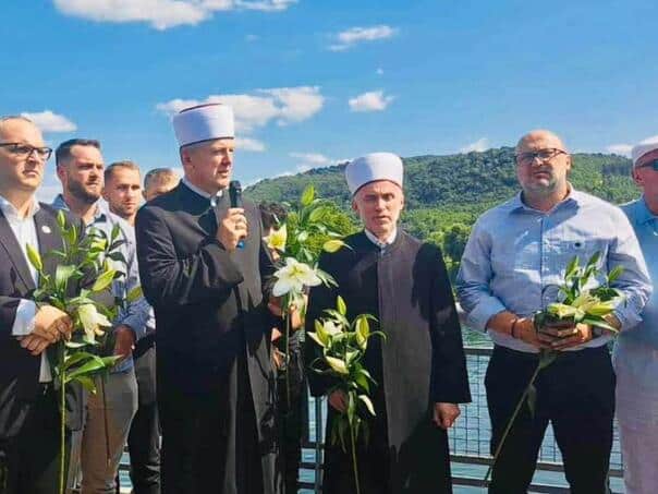 Bihać paid respects: Seven tabots went towards the memorial center in the Kamičani