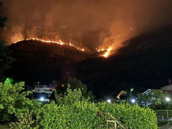 Photo / Video: Fire does not eat, in front of the locals of Sutina besana night