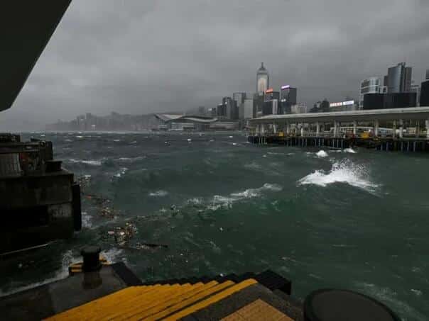 Hong Kong issued the highest level of warning due to Typhun Wyph