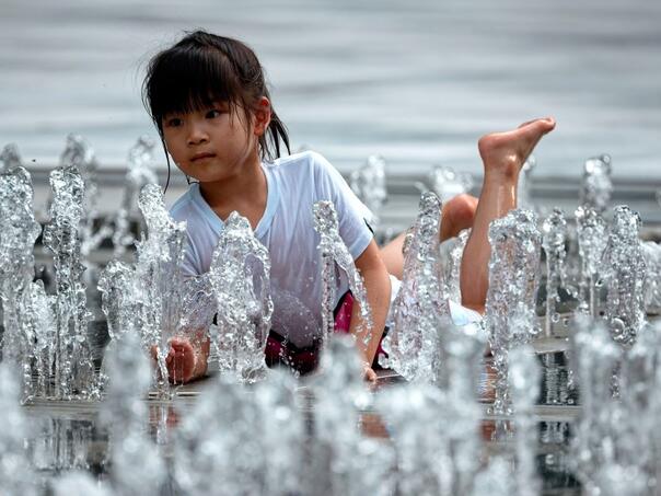 China threatens the demographic crisis: will give parents 500 euros for small children