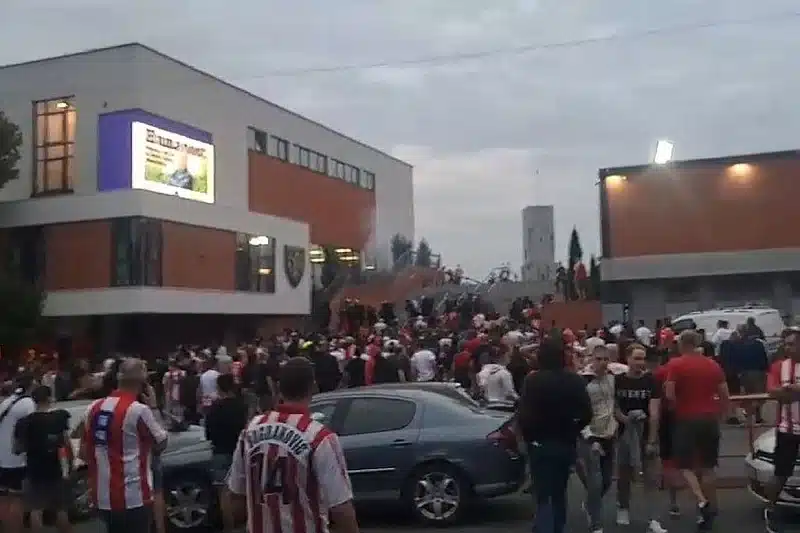 Chaos in front of Maracane: Bloody conflict Delije and police on the eve of the match, used torches and penits used