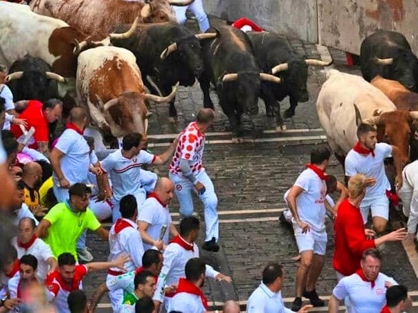 Six people hurt in the bull run in Pamplona