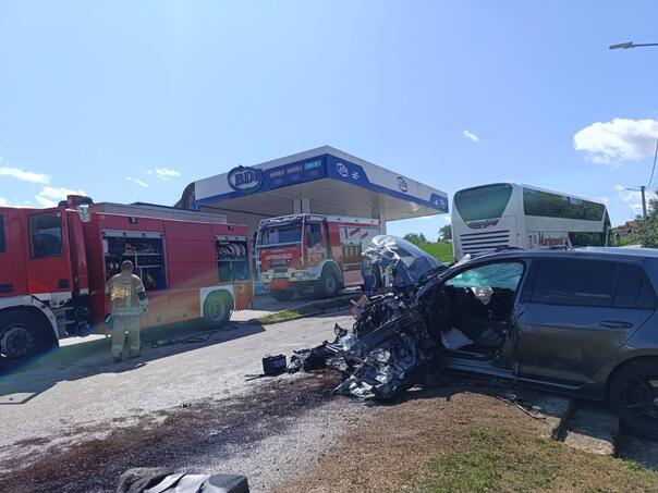 Hard accident in Prijedor: Golf driver seriously injured in collision with bus