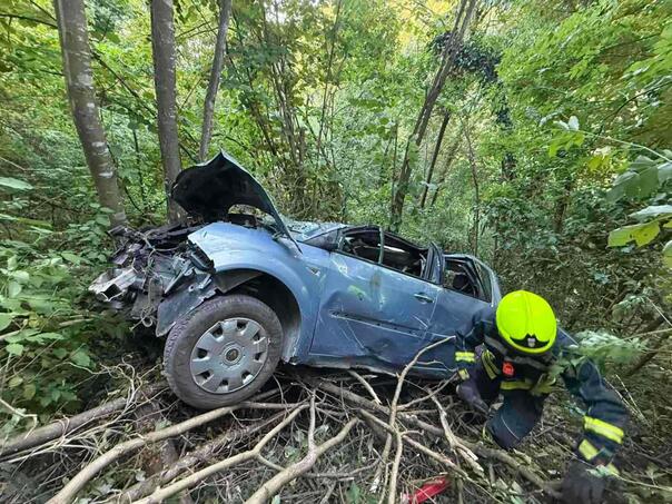 Hard accident in Banja Luka: Auto finished in the burglary, two people injured