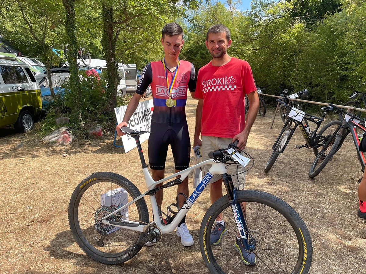 Two wide clothing State Champions in Mountive Cycling