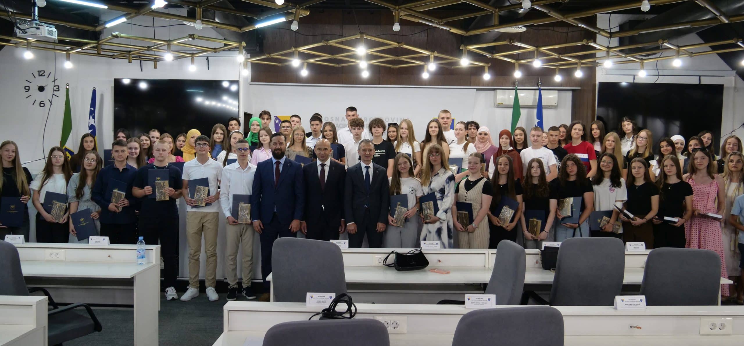 Prime Minister Pivić presented awards of 500 KM students generation of primary and secondary schools in ZDK: These young are proof that BiH has a bright future
