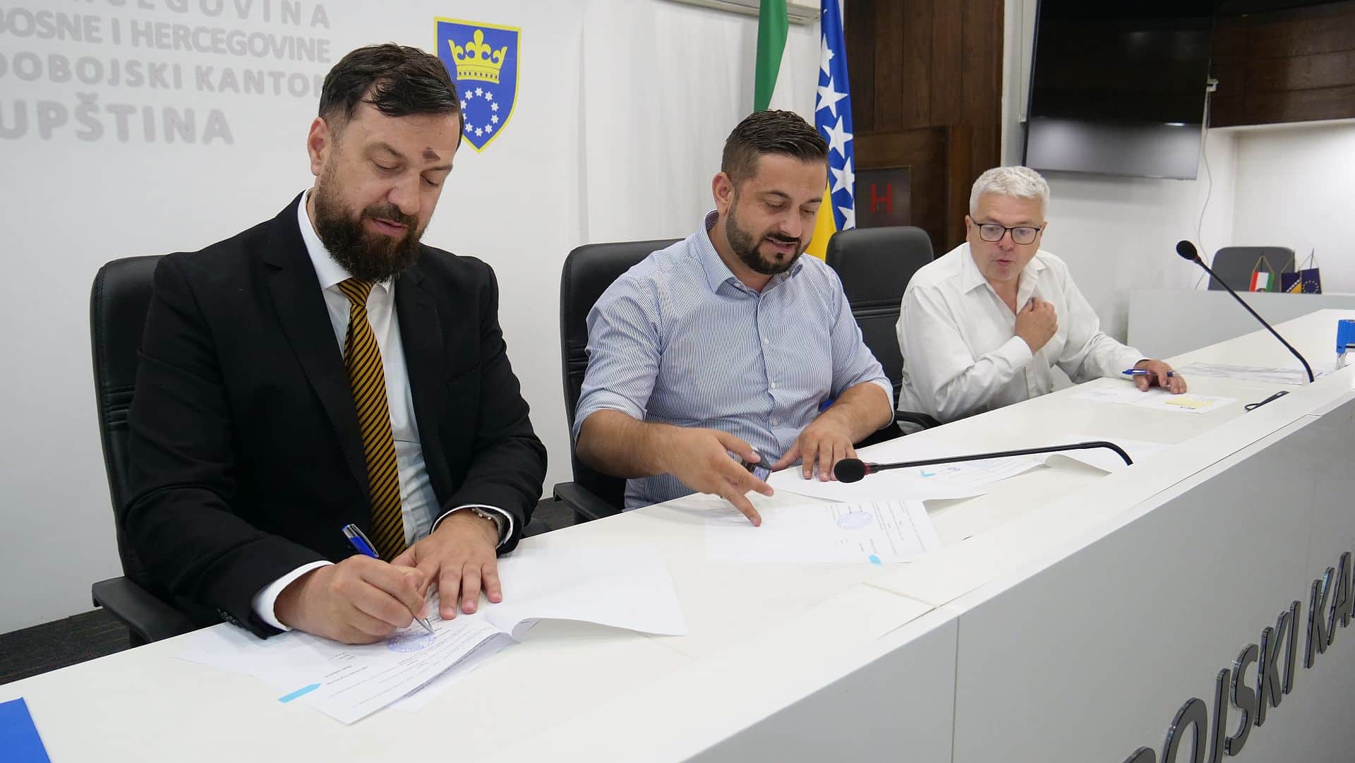 Minister Mushi signed contracts with municipalities Maglaj and Vareš: 275,190.00 KM for the construction of a sports hall and a sports field