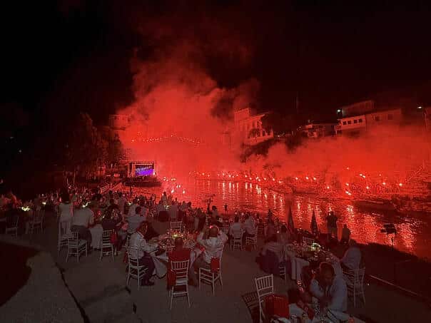 Evening born: spectacular “red night under old”