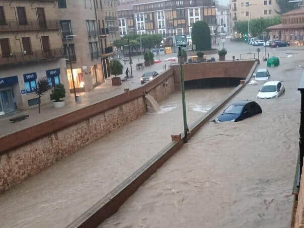 Large floods in Spain: The cars float the streets, the fight damaged the plane in flight
