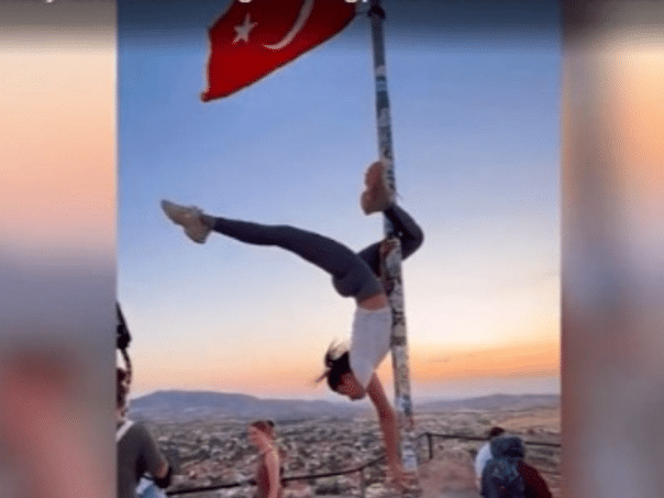 Bh. Influenerski threatens prison: used a Turkish flag like a strip rail