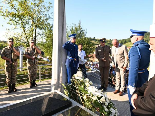 Helez laid flowers on Mezar General Izeta Nanić
